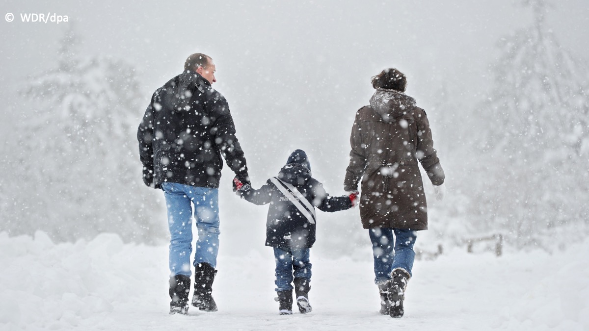 Familienspaziergang im Schnee