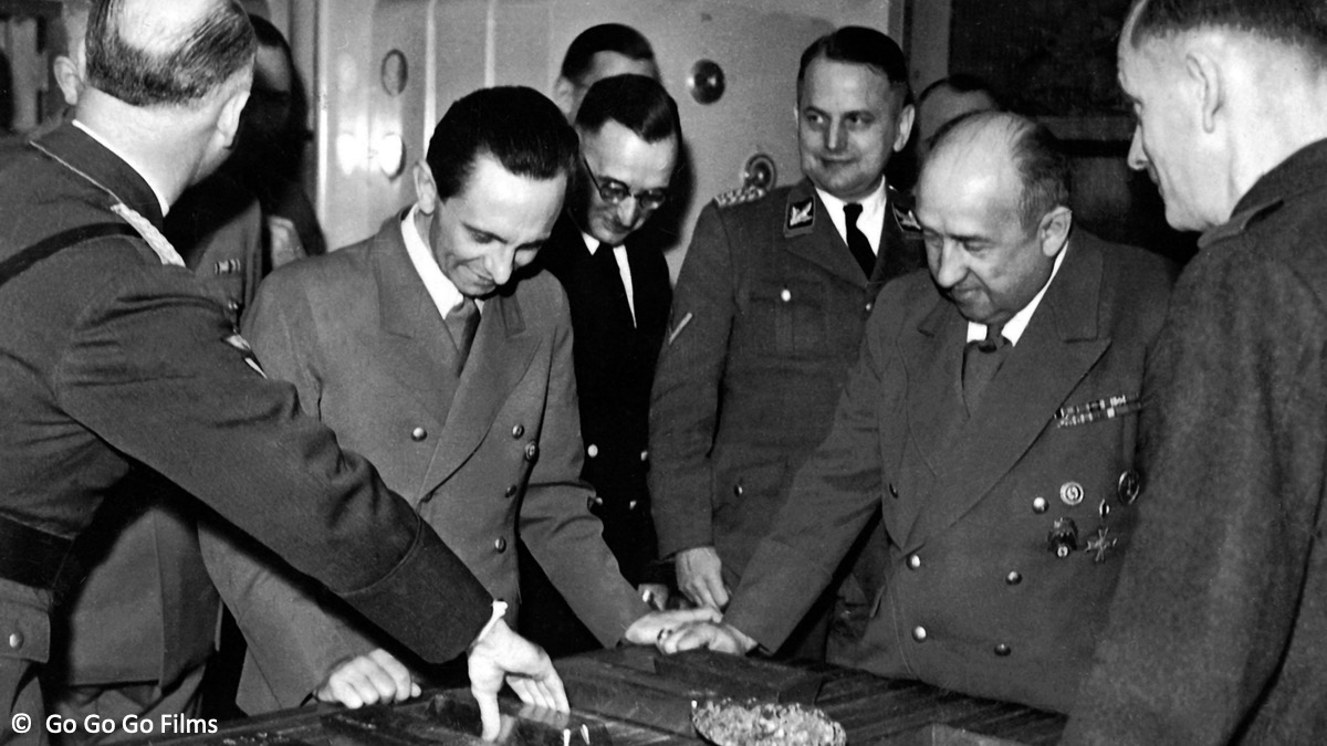 Schwarz Weiß Fotografie einer Gruppe Nazi Offiziere bei einer Besprechung