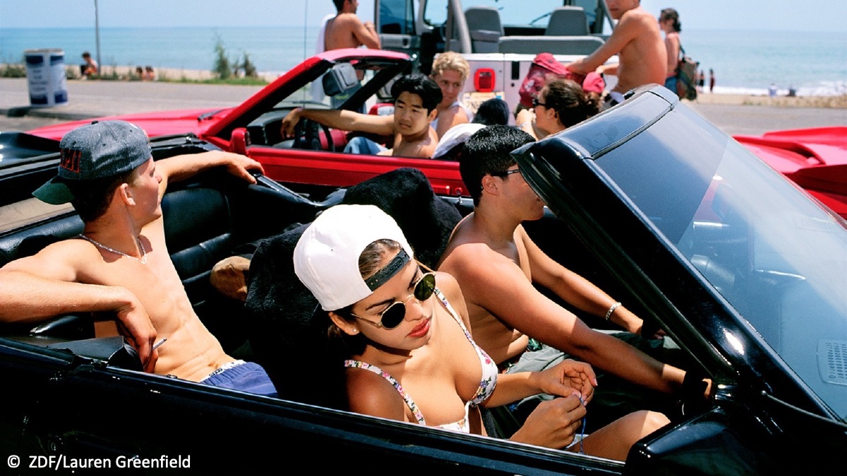 Eine Gruppe Jugendliche in einem Cabrio