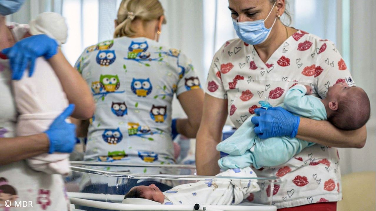 Szene aus "Re: Geschäft mit dem Babyglück"