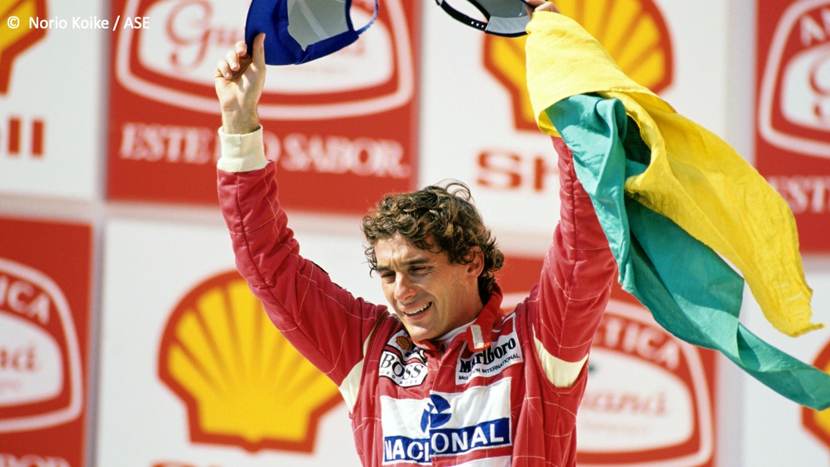 Bild des Rennfahrers Ayrton Senna nach einem Gewinn