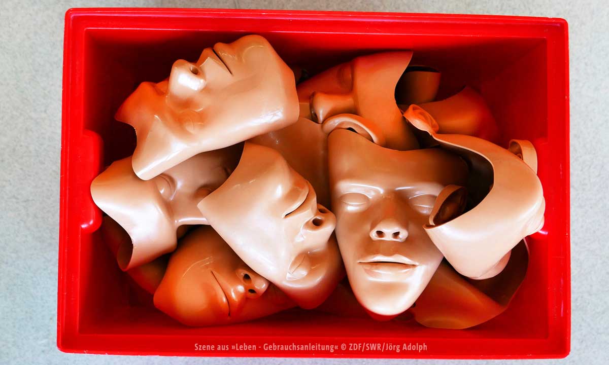 Jörg Adolph und Ralf Bücheler reisen in ihrem Dokumentarfilm »Leben - Gebrauchsanleitung« durch ein Deutschland, das nach nichts anderem strebt, als nach dem Optimum. Zigtausende Lehrer, Trainer, Coaches und Therapeuten wollen uns auf dem Weg vom Geburtskanal bis zur Bahre helfen. Sich selbst finden, verbessern, nach dem Besten streben. Der Film, den 3sat am Montagabend in Erstausstrahlung zeigt, ist auf der Suche nach einem roten Faden im Dickicht der Anleitungen.