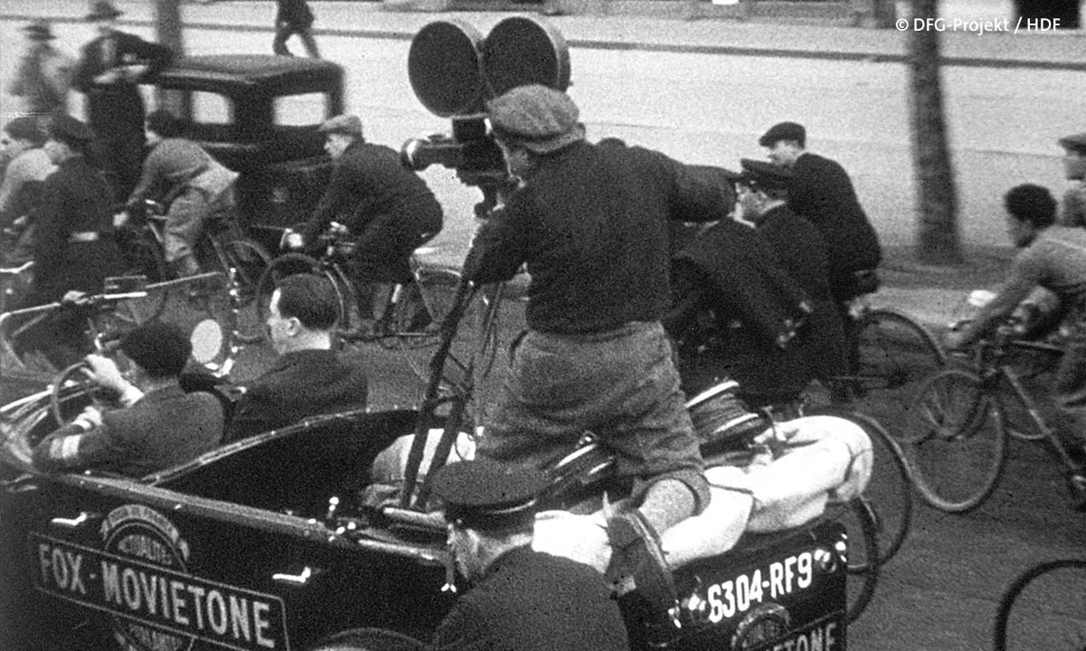 Altes SW-Bild von Filmaufnahmen aus einem Auto heraus (DFG / HDF)