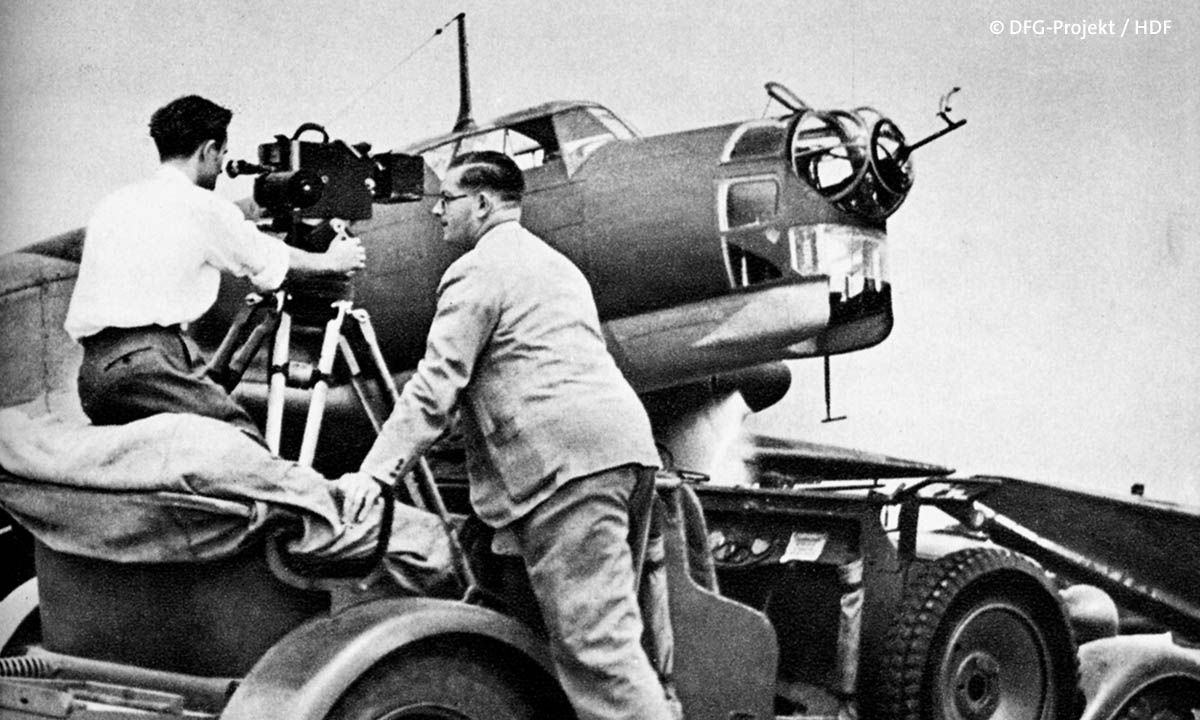 Altes SW-Bild von Martin Rikli bei Filmaufnahmen (DFG / HDF)